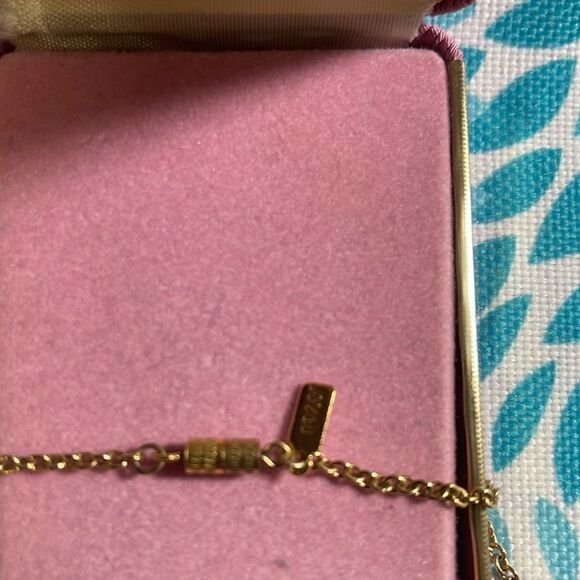 Gorgeous Vintage 1928 Gold Tone Oval Faux Pearl Pendant Necklace - Picture 4 of 7